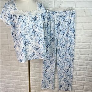 SOPHIA RENÉ ROFÉ PAJAMA TOP AND BOTTOM WHITE BLUE FLORAL LACE SZ MED NWT